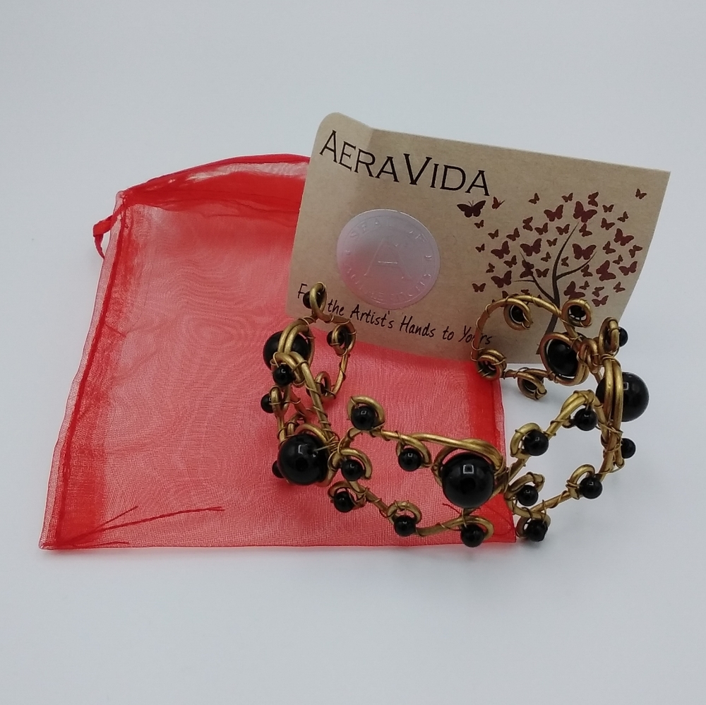 AeraVida Open Swirl Black Agate Brass Bracelet